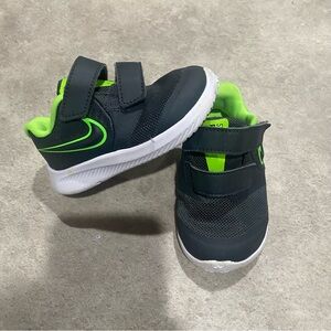 Nike Kids Star Runner 2 Sneakers in Neon Green and Black sz 5c